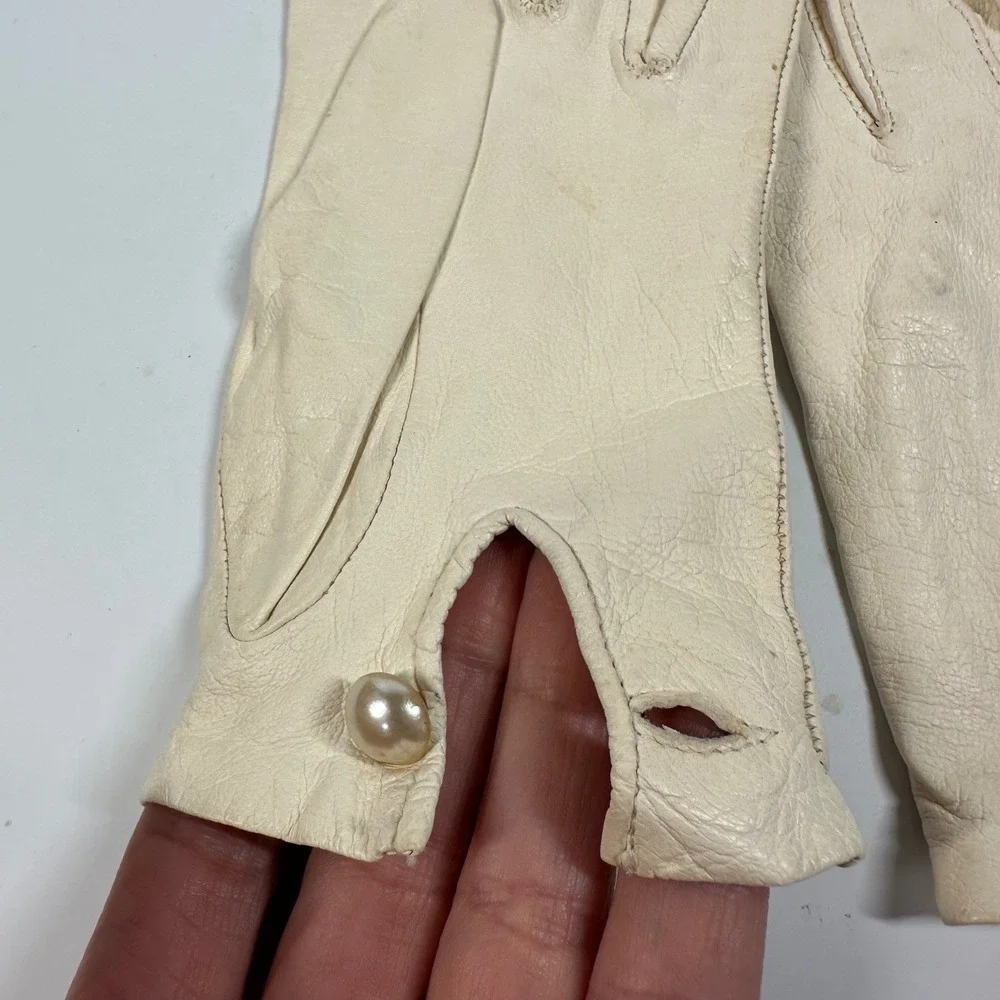 Vintage Off White Leather Gloves Ivory‎ Pearl Closure Formal Evening Sz 6.5